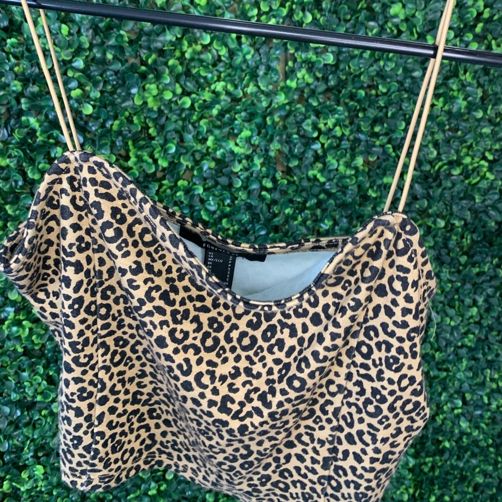 Cropped leopard tank top. Only worn once. This item is from Forever 21.